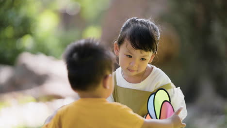 Kinder-Spielen-Im-Park