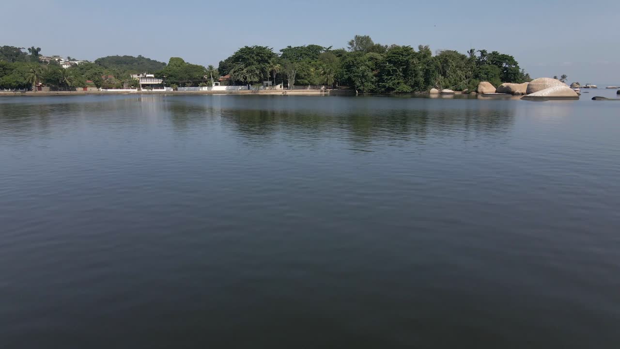 fotografía de un avión no tripulado de la isla de paqueta, río de janeiro, brasil