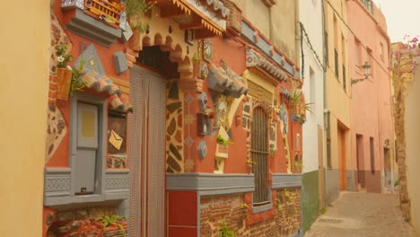 Fachada-Colorida-Exterior-De-Edificios-En-Las-Estrechas-Calles-De-Sagunto,-España