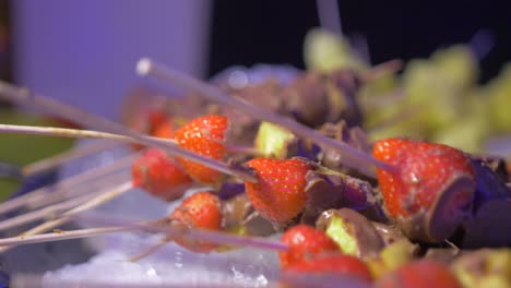 vídeo de cierre en cámara lenta de frutas recubiertas de chocolate