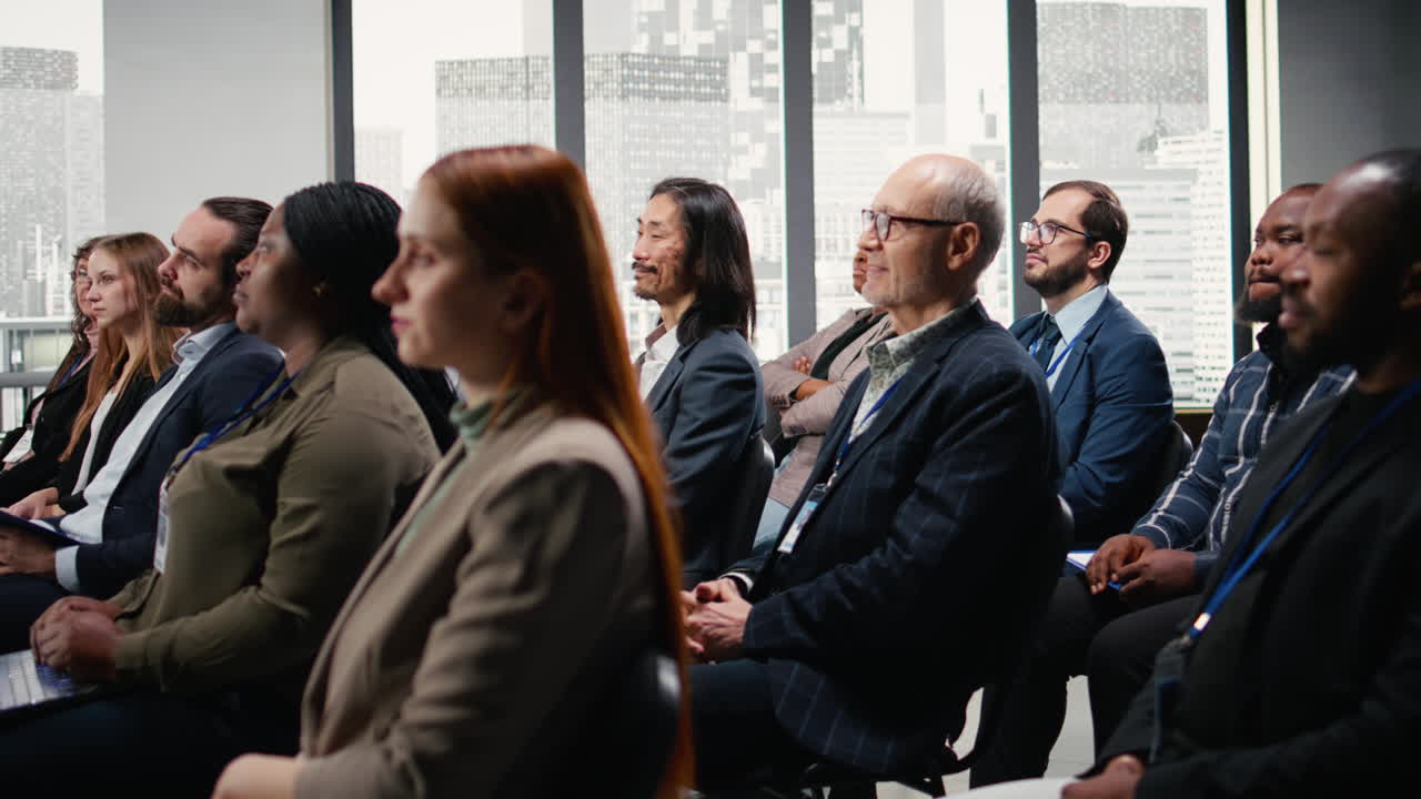 Pubblico che applaude gli oratori sul palco mentre i professionisti applaudono