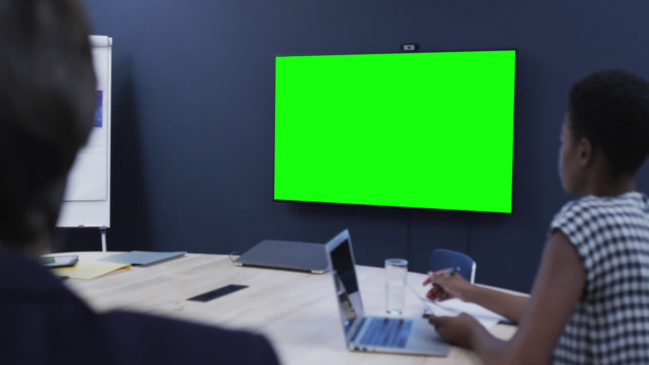 Beragam pebisnis dalam panggilan video dengan layar hijau