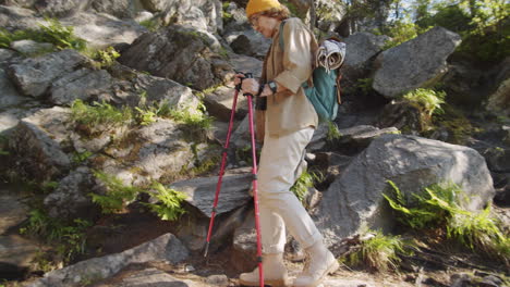 Mujer, excursión, en, montañas