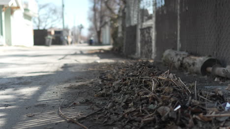 Hojas-Muertas-En-El-Suelo-En-Un-Callejón