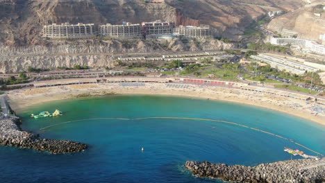 Playa-De-Amadores,-Mogán,-Gran-Canaria:-Maravillas-Costeras,-Belleza-Aérea-Con-Toma-Aérea-Cinematográfica.