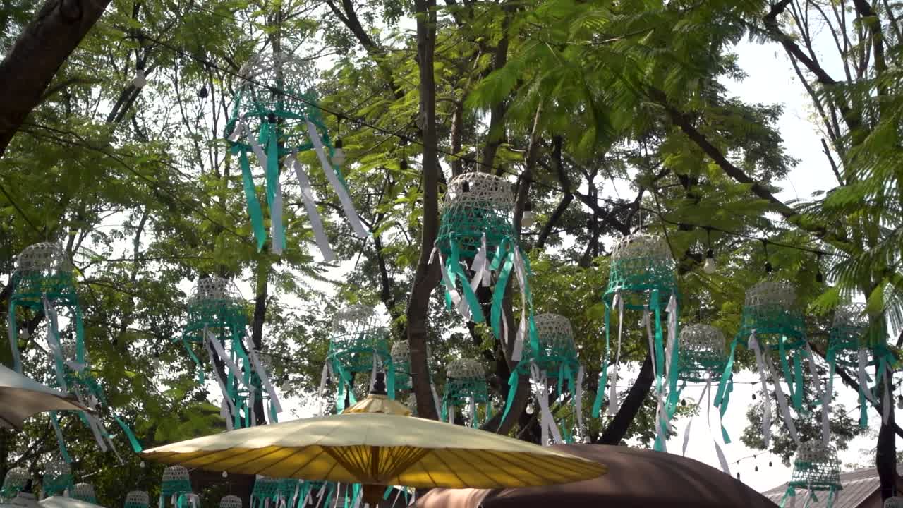 paisaje cinematográfico en cámara lenta con linternas hechas a mano ondeando en el viento