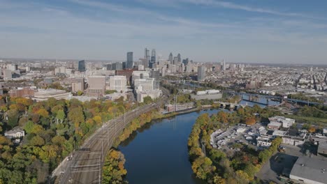 Imágenes-Aéreas-En-Otoño-Que-Muestran-El-Río-Schuylkill-Serpenteando-Hacia-El-Centro-De-Filadelfia-Por-La-Tarde