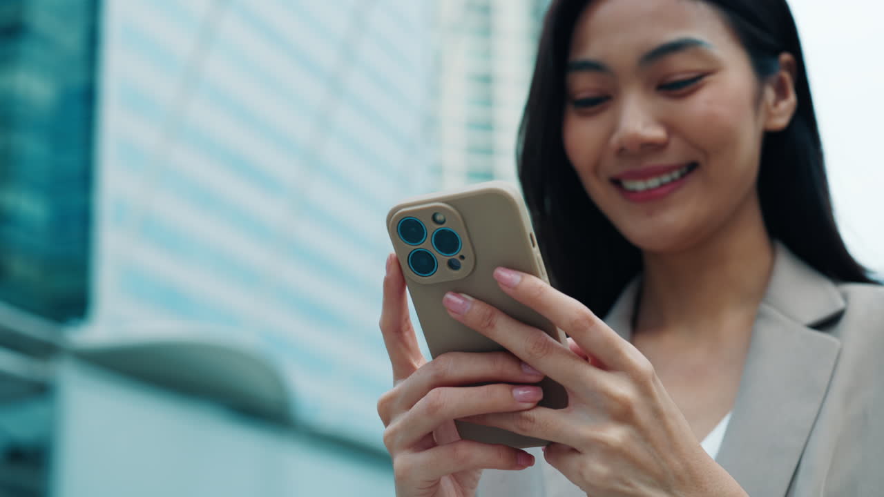 mujer de negocios usando teléfono inteligente en la ciudad