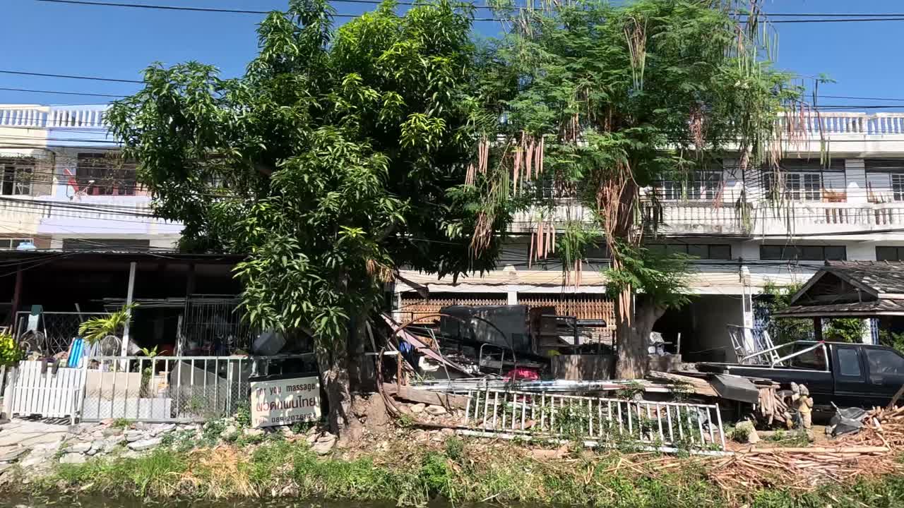 개발 중인 도시 지역을 통과하는 차량