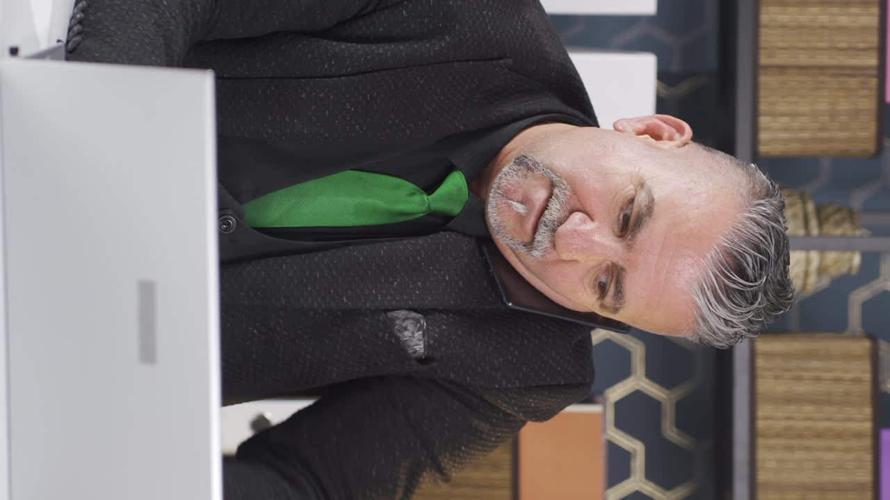 열심히 일하는 바쁜 사업가의 수직 비디오.