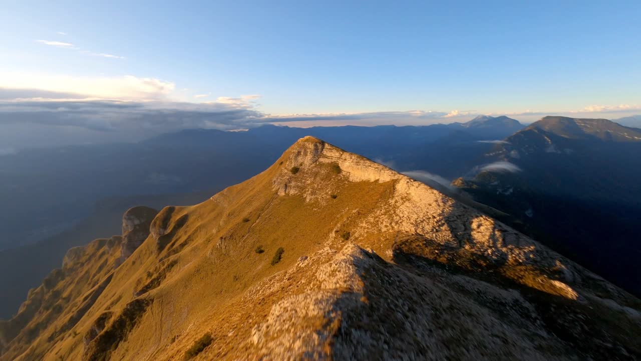 espectacular tiro dinámico fpv en la cima de la montaña de monte bondone durante la puesta de sol dorada, italia
