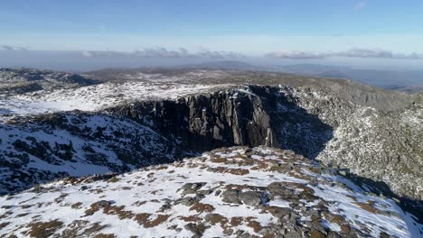 volando sobre las montañas en invierno
