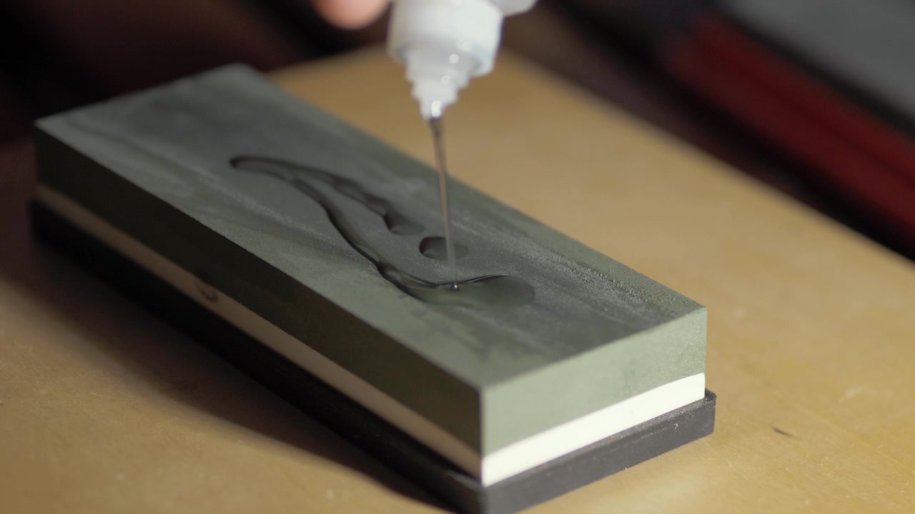 Applying oil to a sharpening stone