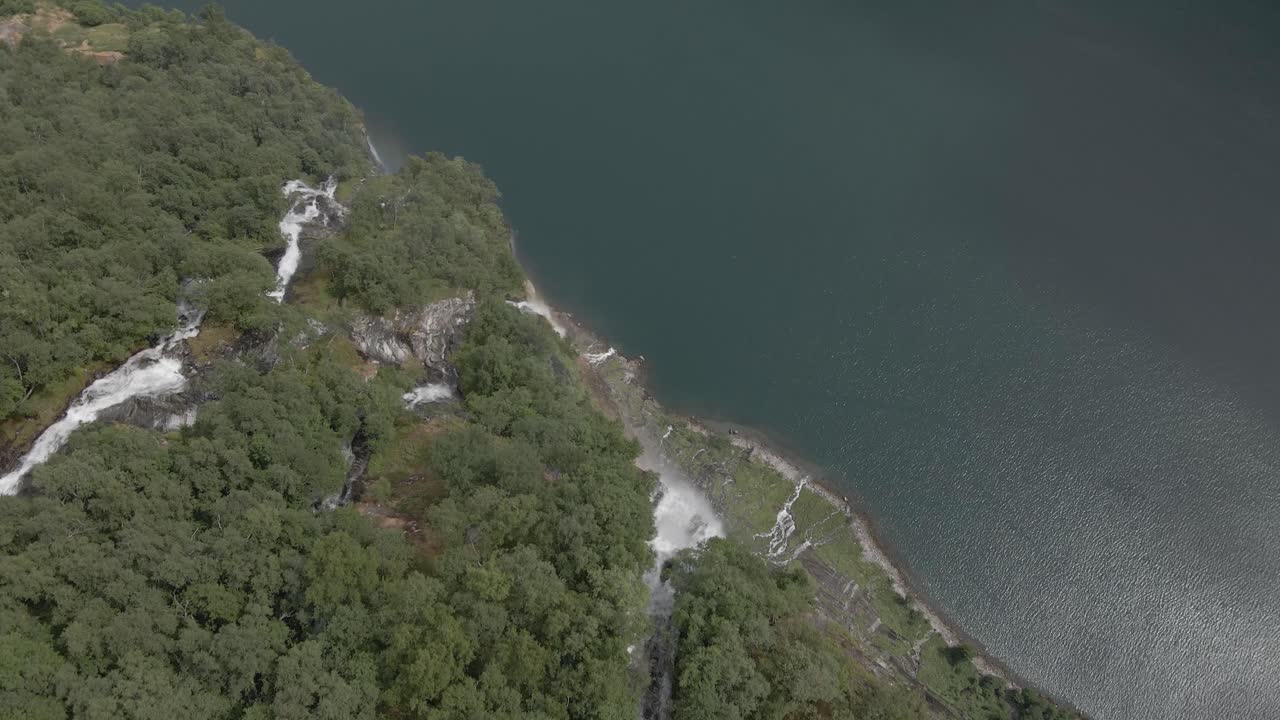 노르웨이 게이랑에르(geiranger)에 푸른 숲이 있는 7자매 폭포의 공중 최고 전망