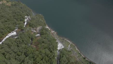 노르웨이 게이랑에르(geiranger)에 푸른 숲이 있는 7자매 폭포의 공중 최고 전망