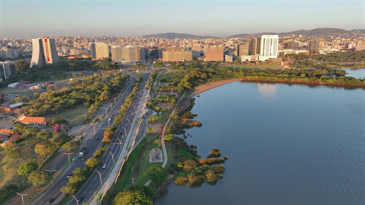 Skyline di Porto Alegre alla luce del tramonto, vista dal viale lungo il lago con il calore dell'ora d'oro