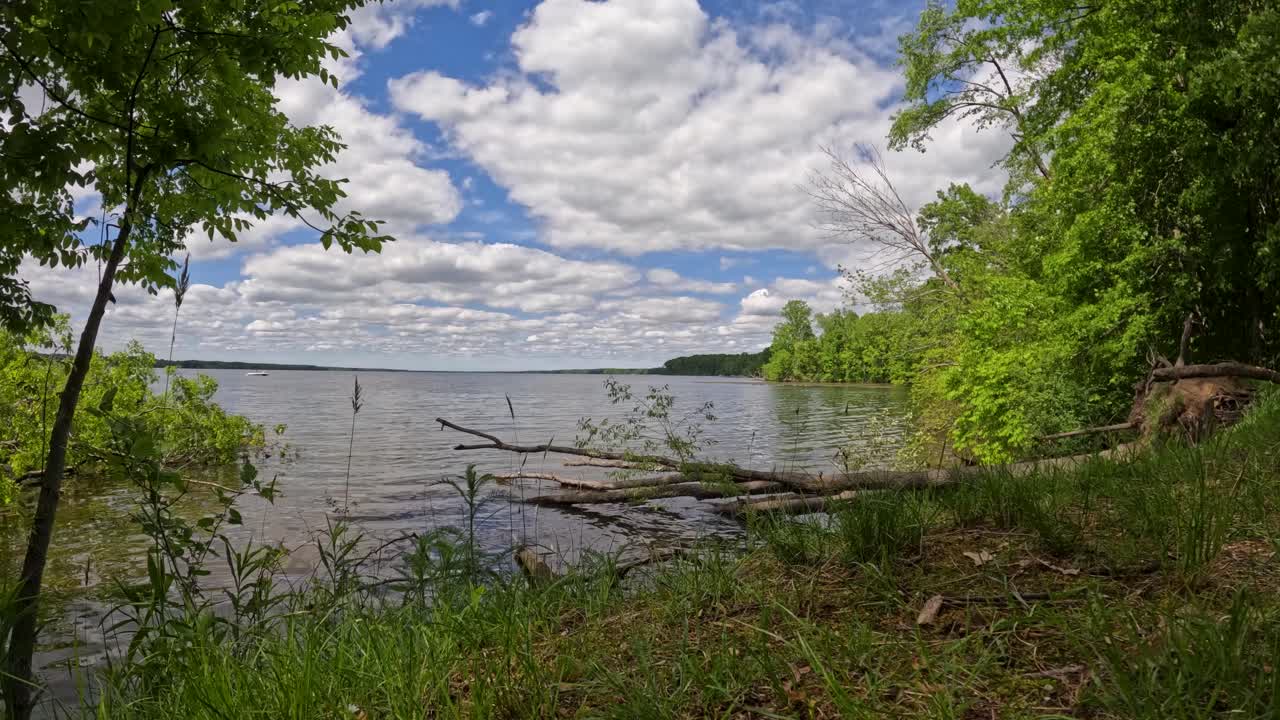 Timelapse sulle sponde di un lago a dua con cielo azzurro e molte nuvole