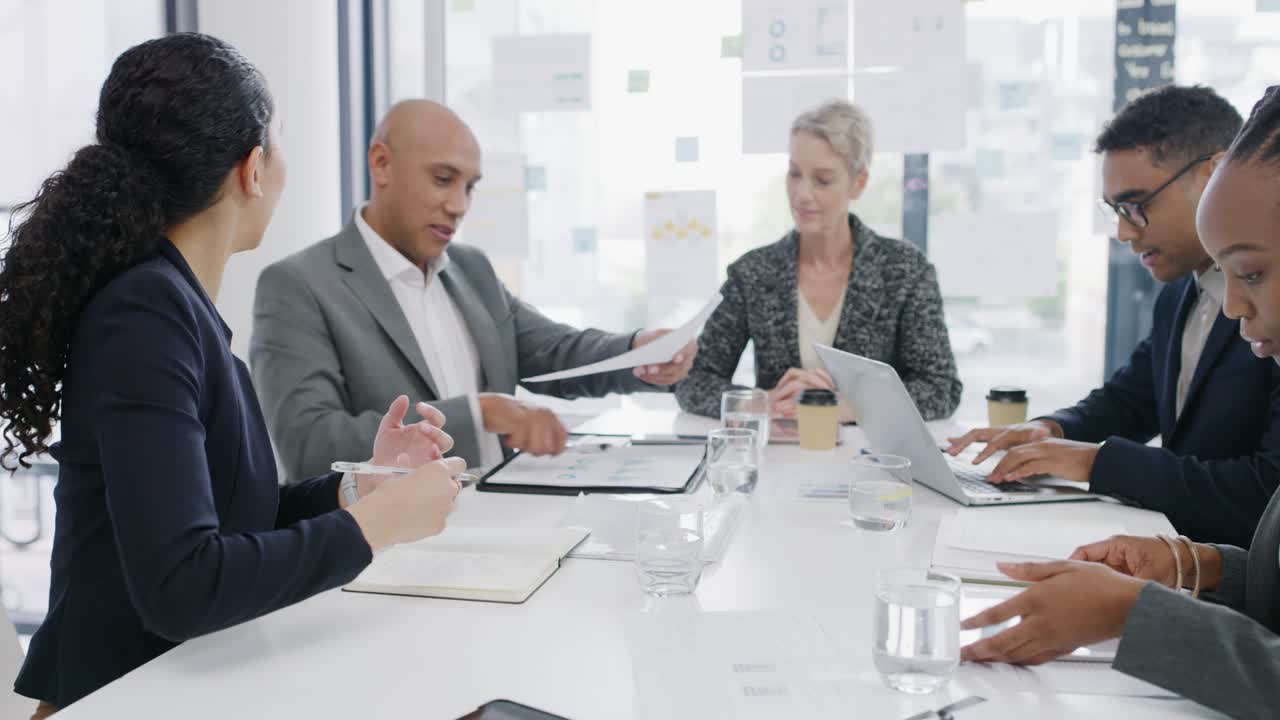 4k 영상에서 사업가들이 사무실 회의에서 서류에 서명하고 박수를 치고 있습니다.
