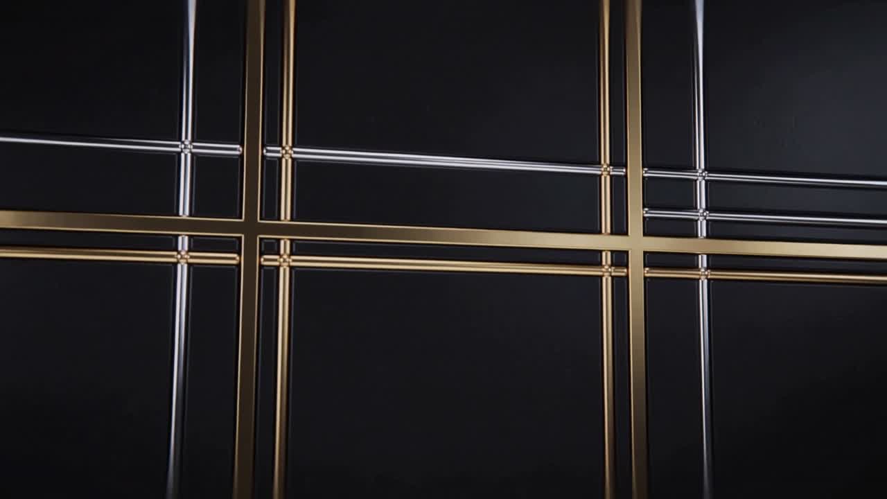 Vídeo vertical: Grelha metálica se deslocando com o movimento panorâmico da câmera, exibindo faixas douradas e destaques para design.