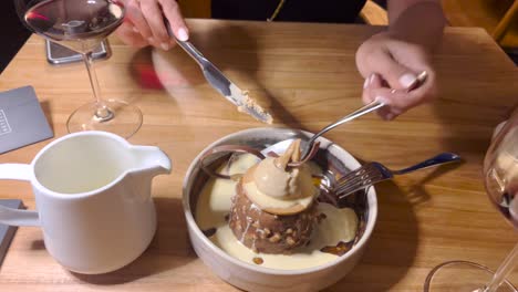 vista superior de un postre elaborado por un talentoso chef con helado y chocolate con leche típico del algarve
