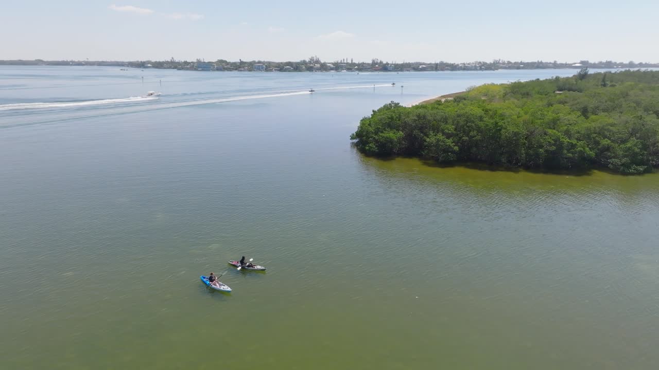 리도 키의 맹그로브 터널 근처 플로리다 만에서 카약을 타는 사람들