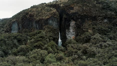 volando hacia la cascada en el senderismo de montaña de la reserva ecológica cayambe-coca en ecuador