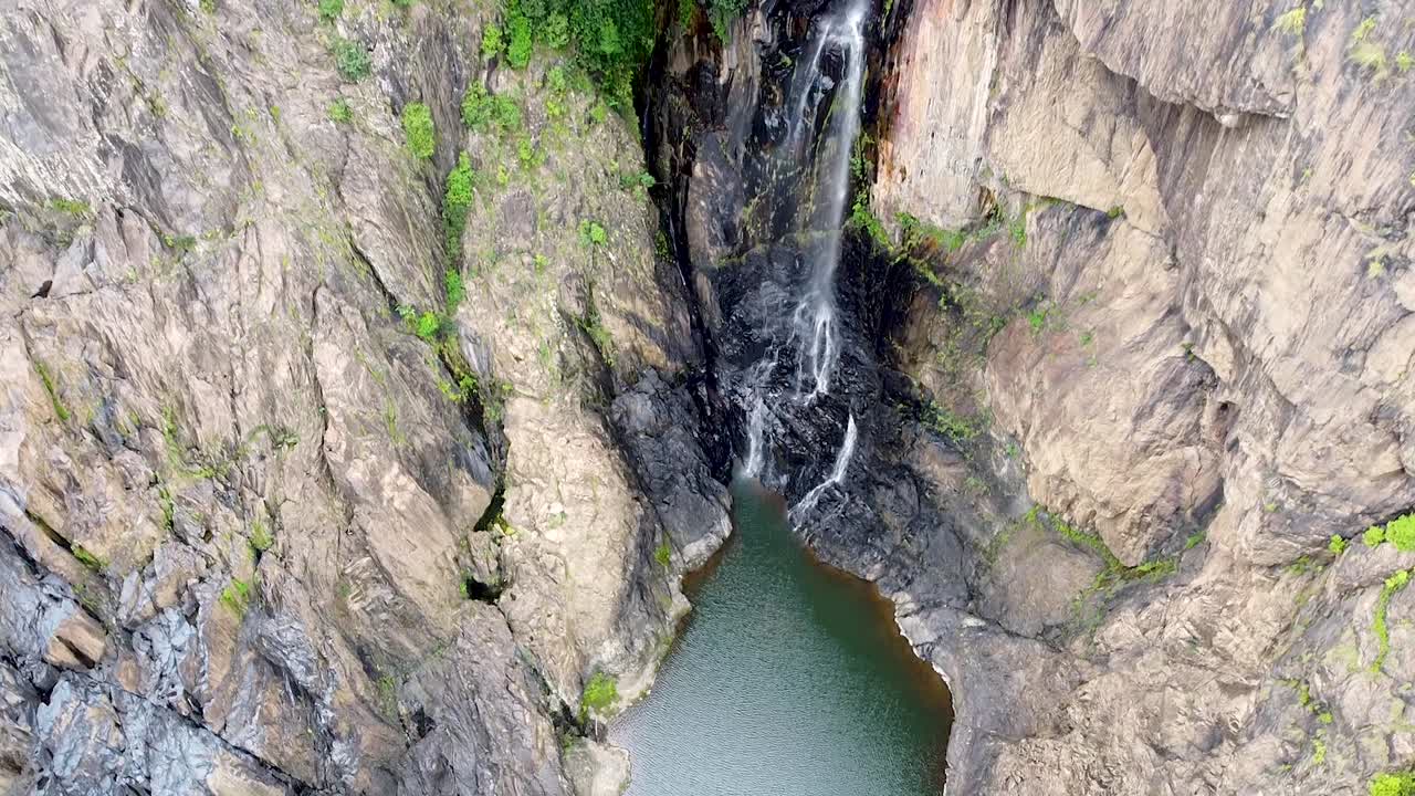 antena - cascada cae en cascada por la roca para crear un lago escondido