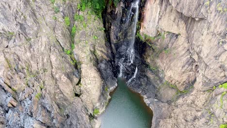 Antena---Cascada-Cae-En-Cascada-Por-La-Roca-Para-Crear-Un-Lago-Escondido