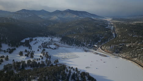 Eislaufen-Schlittschuhlaufen-Eishockeybahn-See-Teich-Eishockey-Winter-Etown-Evergreen-Lake-House-Angeln-Zelte-Denver-Golfplatz-Colorado-Luftaufnahmen-Filmdrohne-Sonnenuntergang-Goldene-Stunde-Winter-Neuschnee-Vorwärts-Schwenk-Nach-Oben