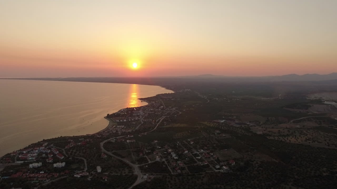 volando sobre la playa costera de trikorfo al atardecer en grecia
