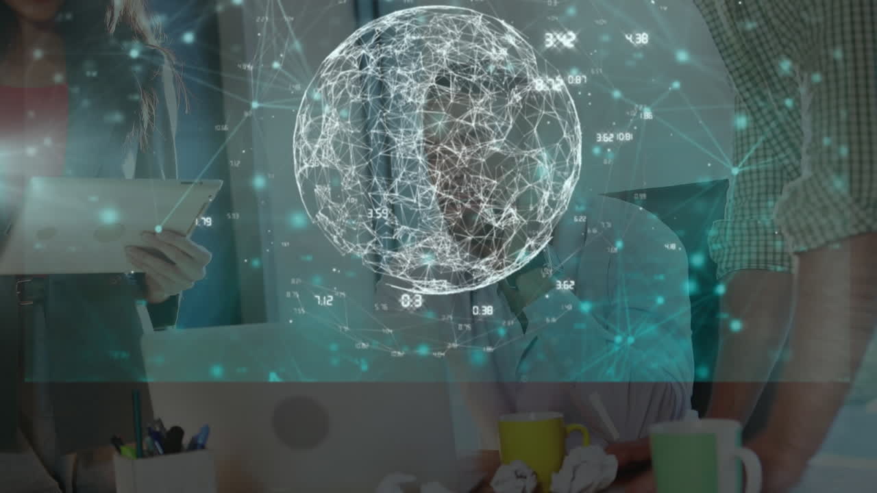 animación del procesamiento de datos sobre un hombre de negocios hablando por teléfono en una oficina moderna