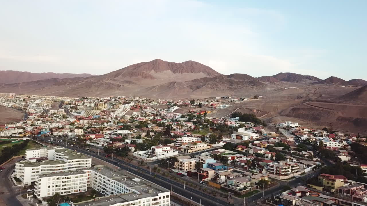 Vista aerea con drone della città di Antofagasta sulla costa dell'Oceano Pacifico, ai piedi del deserto di Atacama, Cile