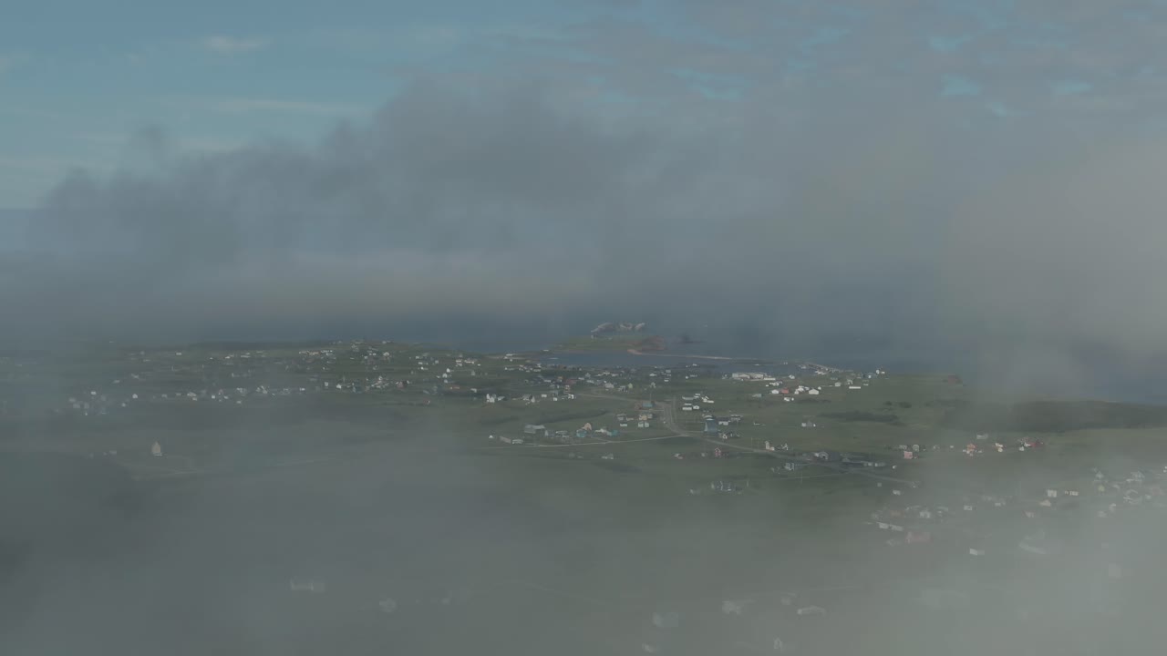 막달렌 섬의 시골 마을 옥상 위로 이동하는 구름의 공중 비행