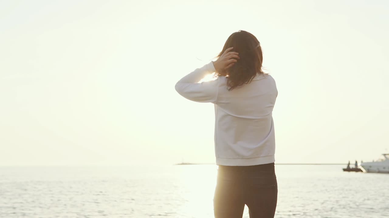 바가에서 해가 지는 것을 즐기는 여자