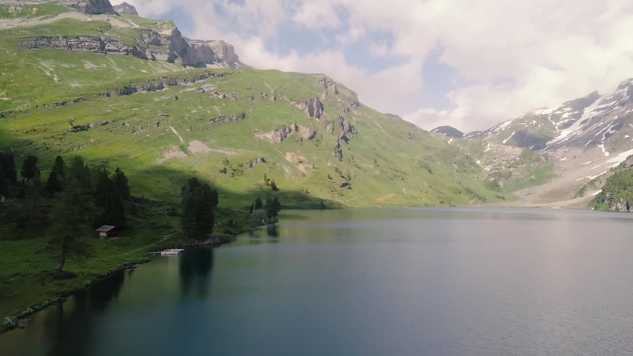 горное озеро летом