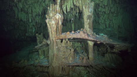 Very-cool-layered-speleology-underwater