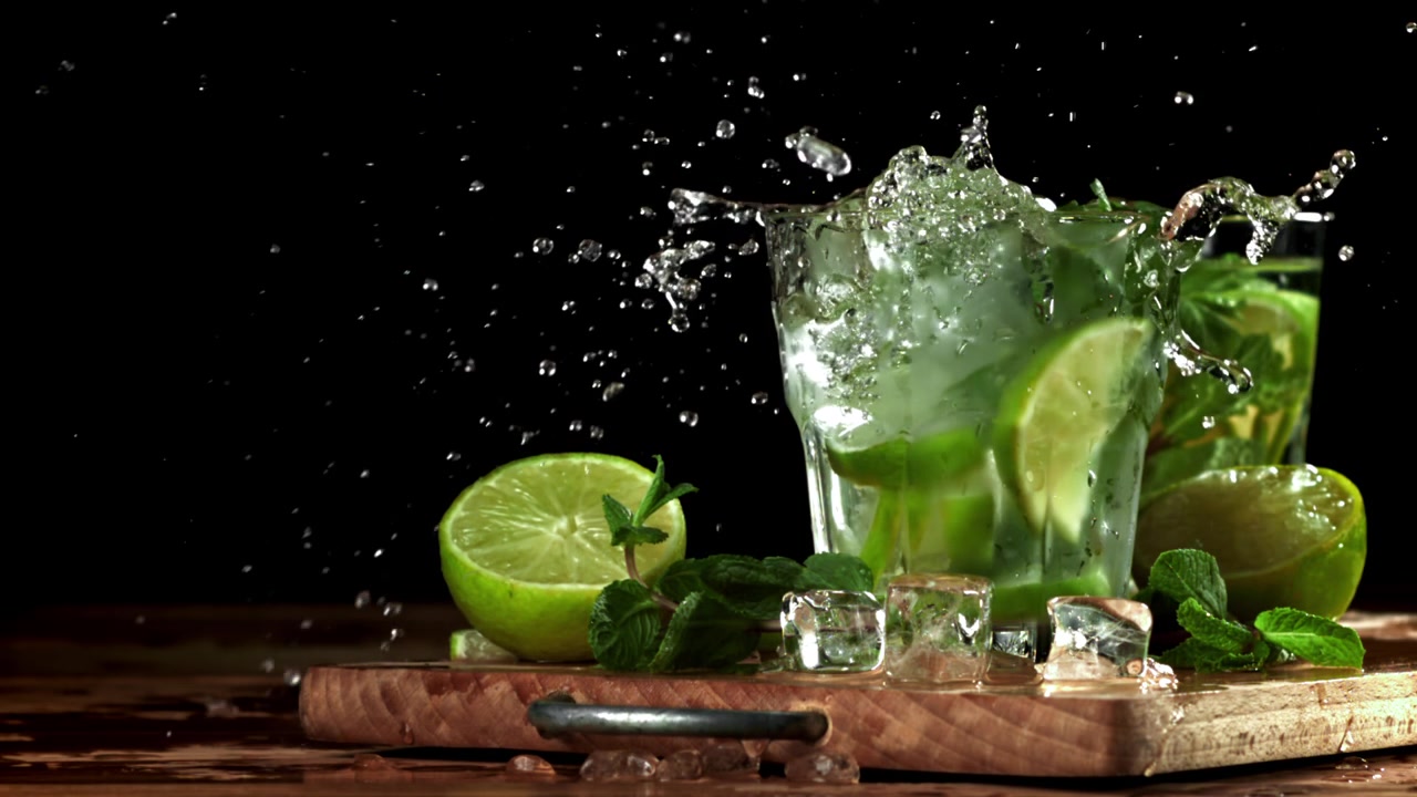 Lód wpadający w zwolnionym tempie do orzeźwiającego koktajlu Mojito