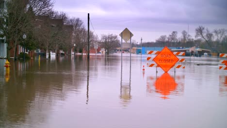 Gefährliche-Überschwemmung-Straße-Gesperrt-Wasser-Hurrikan-Klimawandel-Hilflos-Katastrophe-Zerstörung-Überschwemmungshilfe-4k-60fps