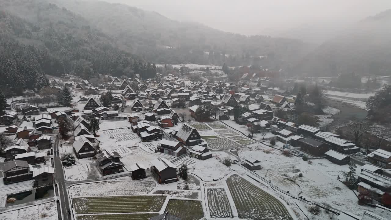 This UNESCO World Heritage Site comes to life in winter, showcasing the beauty of rural Japan with snowflakes softly descending on the village and mountains.