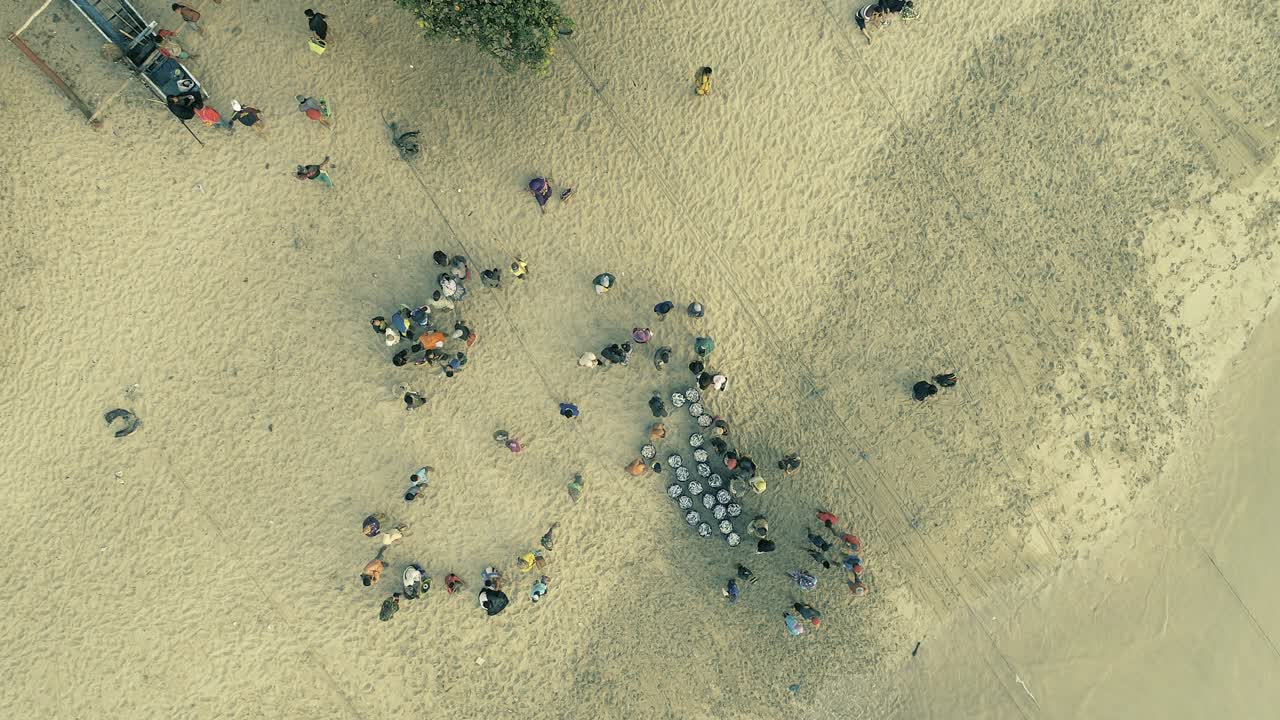 마을 사람들은 아침 일찍 시에게서 물고기 어리를 받습니다. 인도네시아에서 공중에서 볼 수 있습니다.