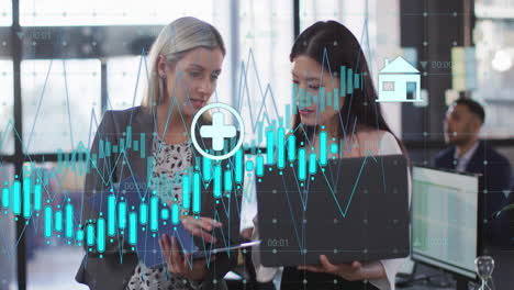 animación de datos financieros y de atención médica sobre mujeres empresarias que discuten el trabajo en la oficina