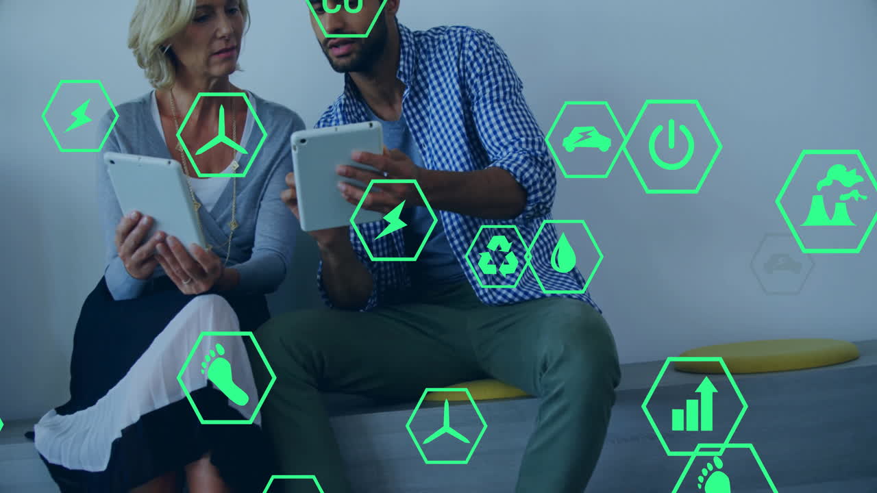 animación de iconos ecológicos y procesamiento de datos sobre diversas personas de negocios en la oficina