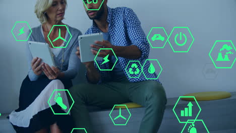 animación de iconos ecológicos y procesamiento de datos sobre diversas personas de negocios en la oficina