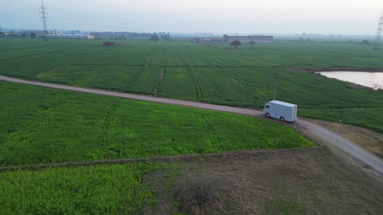 작물 분야 넓은 평면도에서 앞을 이동하는 차량