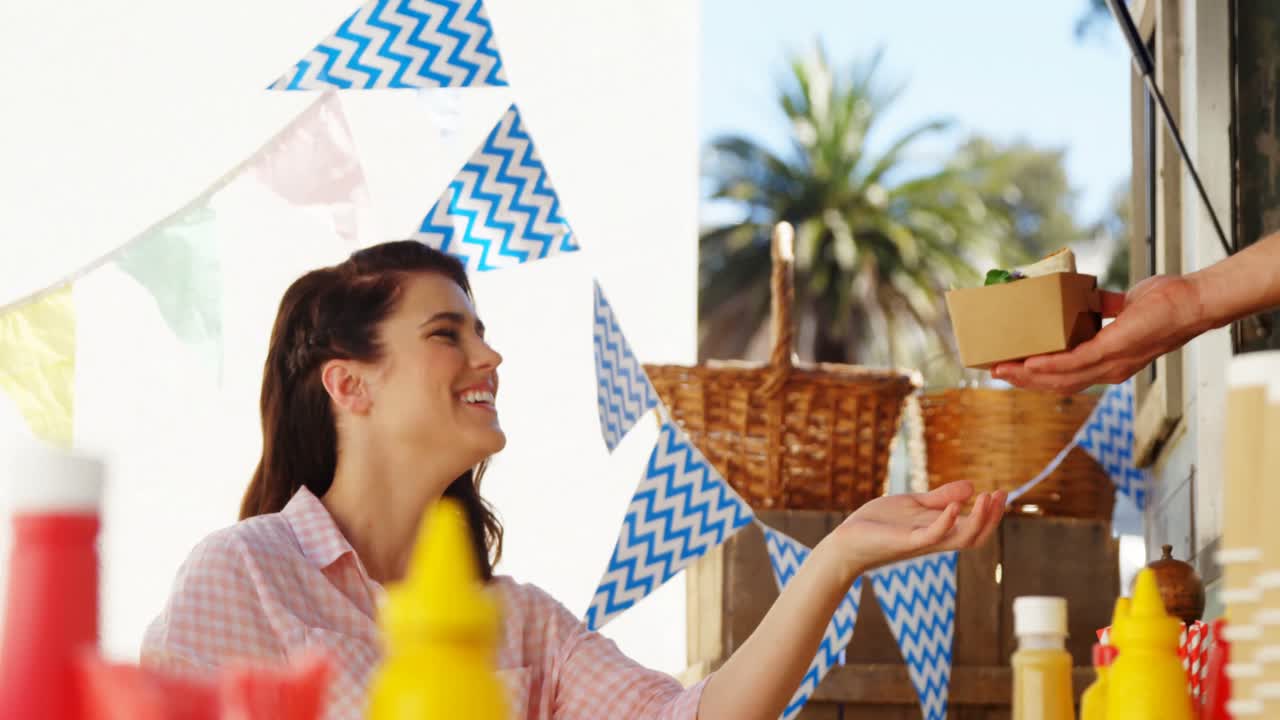 커플 의 주문 을 받는 웨이터