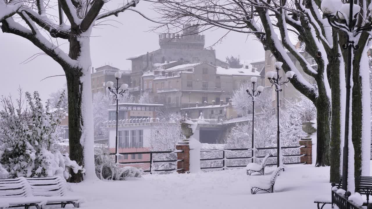 이탈리아 아브루초 주 빌라 코무날레의 정원에서 볼 수 있는 가디아그레의 모습