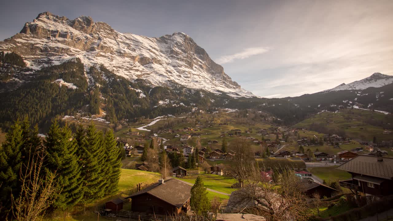 timelapse del día al anochecer de la cara norte del eiger en grindelwald, suiza, en primavera