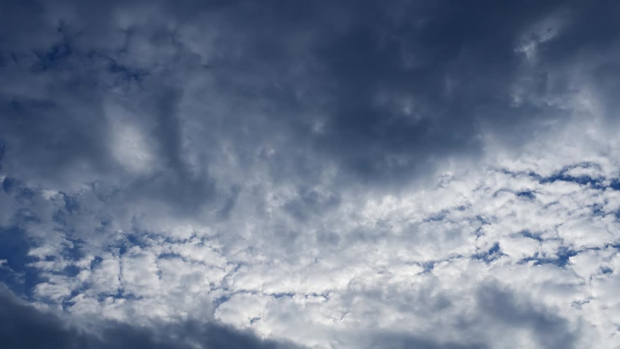 은 구름이 있는 낮 하늘 사진 비디오 루프