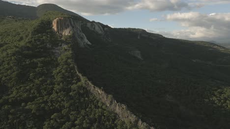 Sobrevuelo:-Pared-única-Del-Acantilado-De-Piedra-Calcita-De-Hierve-El-Agua-En-México