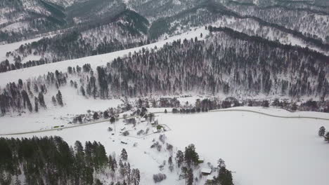 Waldberge-Und-Steile-Hänge,-Die-Mit-Weißem-Schnee-Bedeckt-Sind